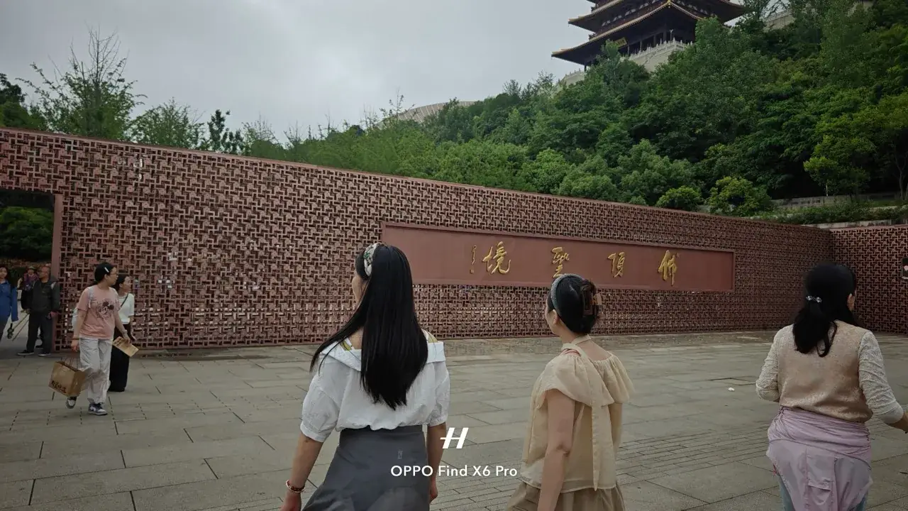 继续朝着塔的方向走