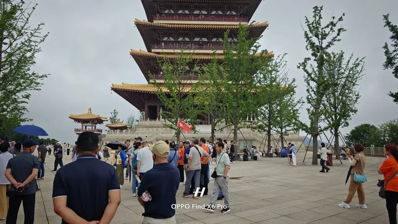 到达山顶平台,右手边是佛塔