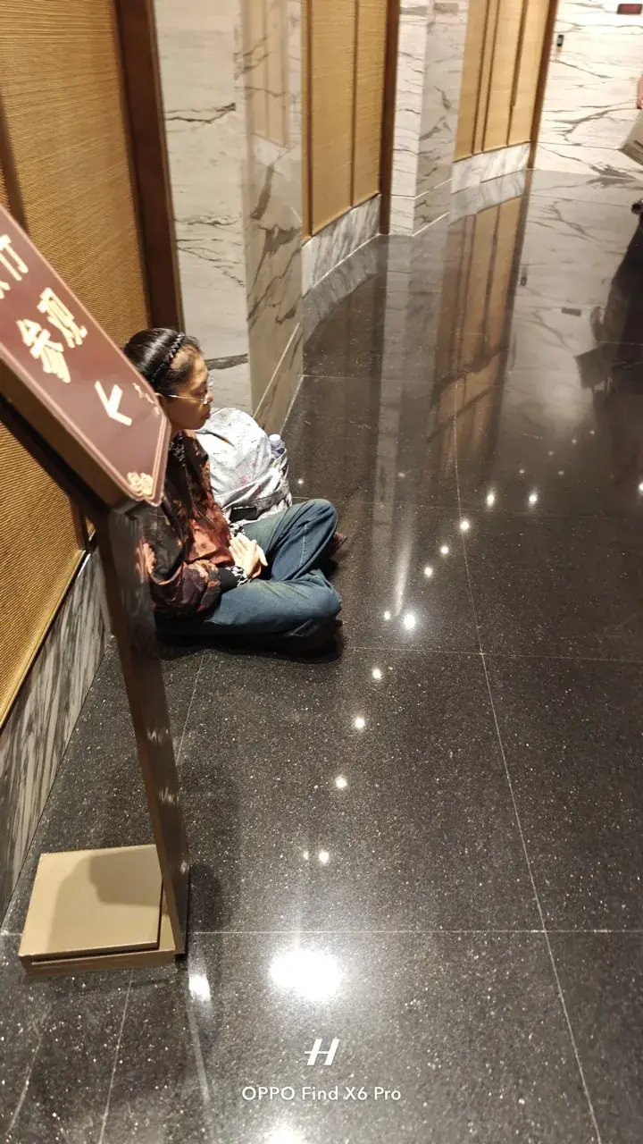 周末有人会坐在旁边念咒