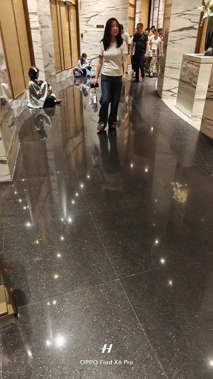 周日有人坐着念经